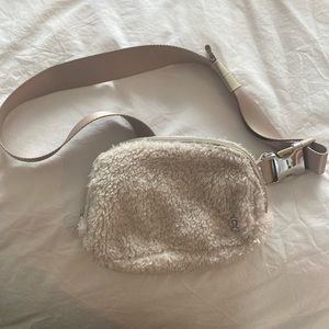 Lululemon everywhere belt bag fleece